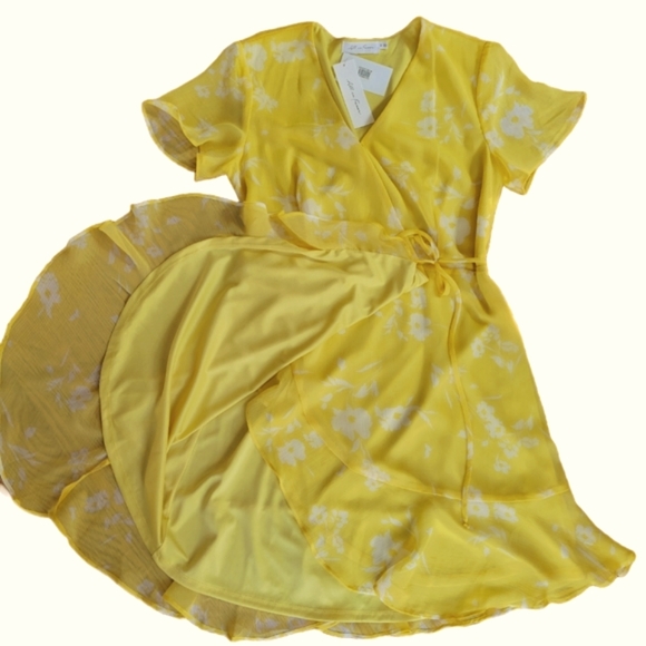 🌟 NWT ALL IN FAVOR Yellow White Floral Wrap Dress with Ruffles Women's Size S - Picture 5 of 8